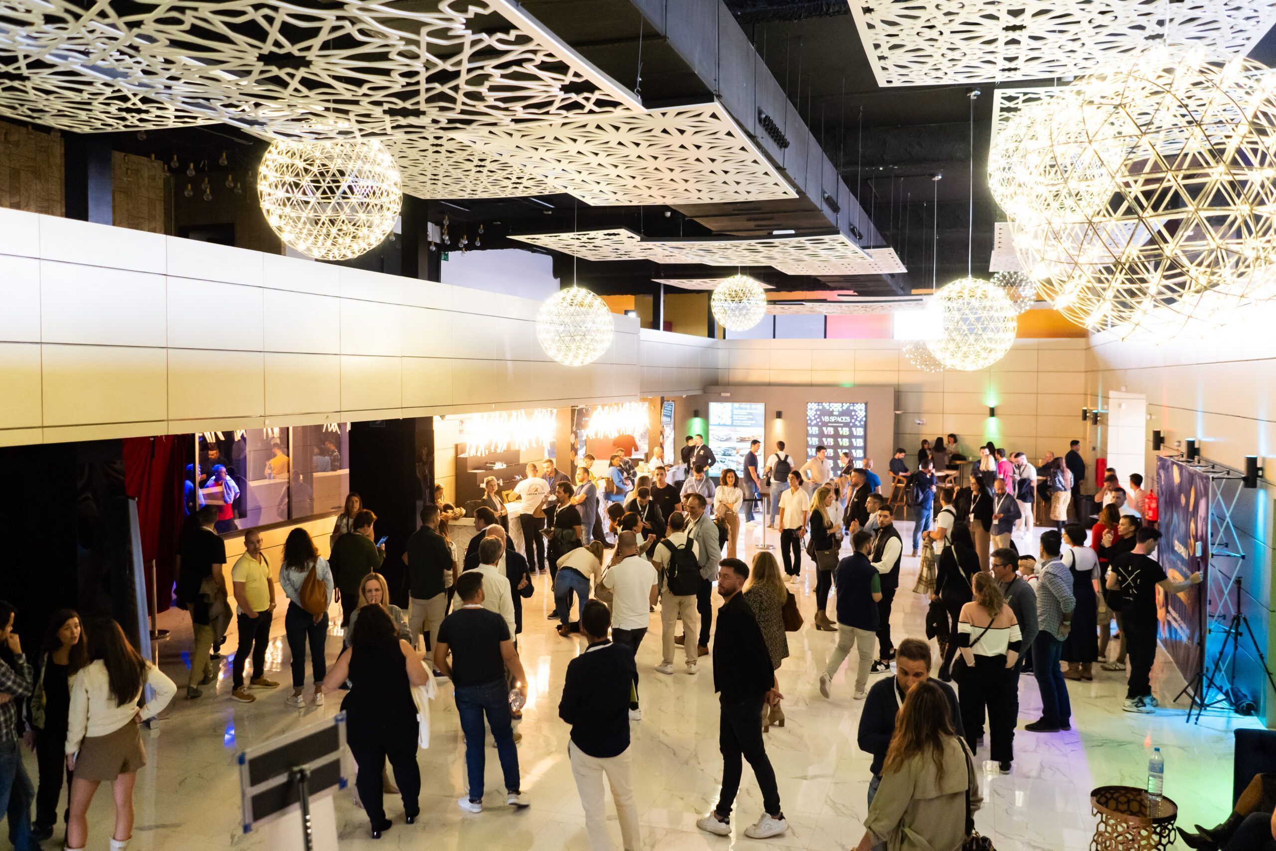 Evento inmobiliario presencial con asistentes y experiencia dirigida