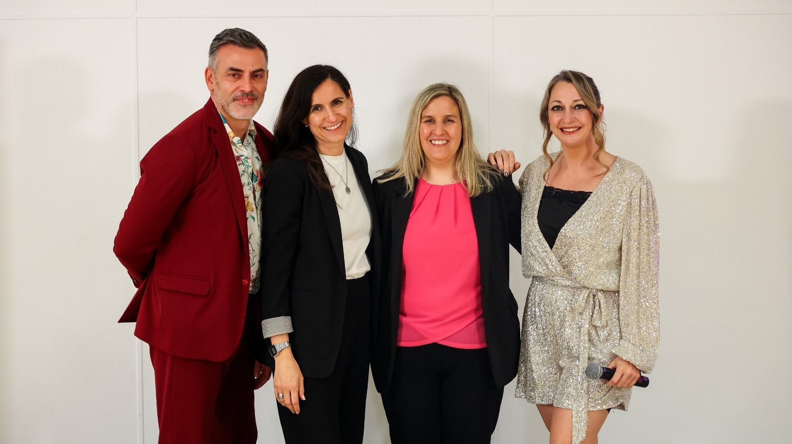 Foto con presentadores en evento presencial de Carmen Asensio
