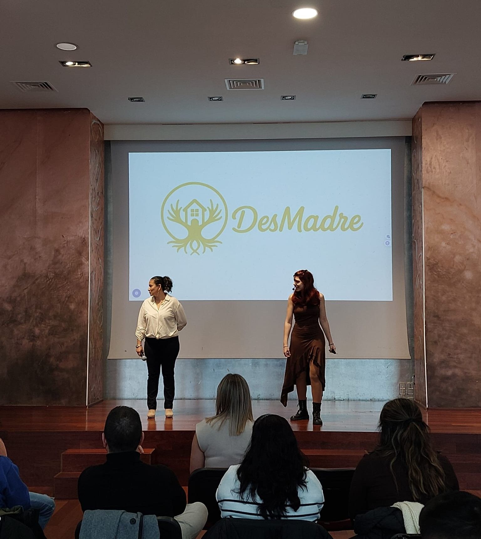 Ponencia en evento presencial DesMadre Ponencia en evento presencial DesMadre con público asistente